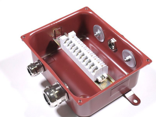 Коробка с зажимами наборными КЗНС-08 УХЛ1,5 IP65 латунный ввод ГОФРОМАТИК