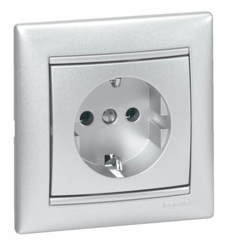 Розетка 1-местная с заземлением без защитных шторок 16А алюминий VALENA